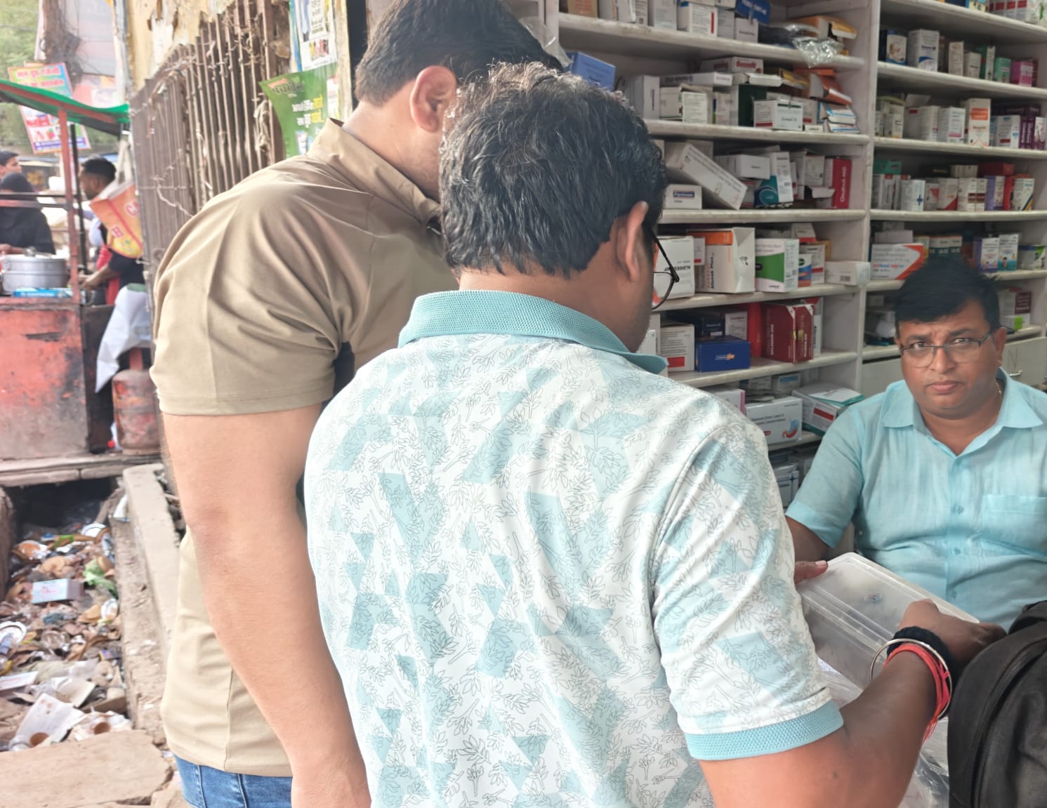 लालगोपालगंज में औषधि निरीक्षक की छापेमारी, मेडिकल स्टोर संचालकों में हड़कंप
