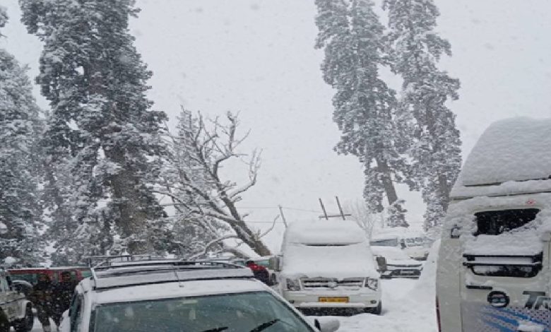 अप्रैल में लौटी सर्दी: हिमाचल के पहाड़ों पर भारी बर्फबारी, लाहौल-स्पीति में 26 सड़कें बंद